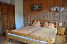 Das Doppelbett im Schlafzimmer im Gästehaus in Mühlbach